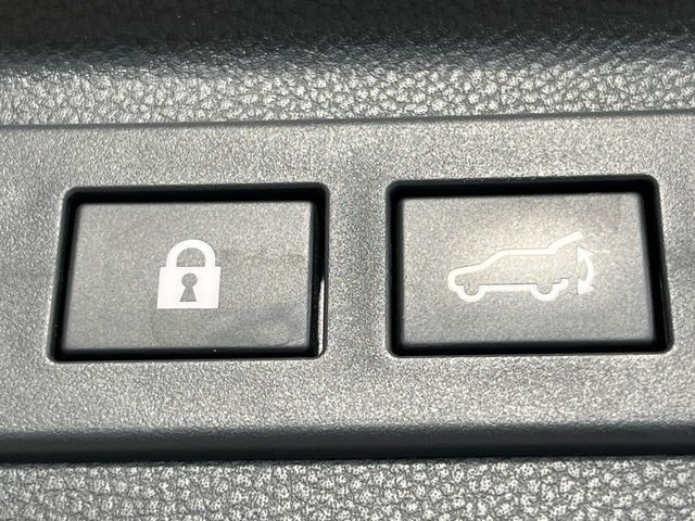 【パワーバックドア】スマートキーや運転席のボタンを押すだけでリアゲートが自動で開閉します!荷物を持っている時や、高い位置にあるバックドアを閉める際に便利な機能です♪