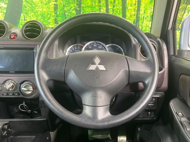 �C���e���A�ɍ��킹���f�U�C���̃X�e�A�����O�́A�^�]�������̂��Ƃ��l���A�^�]���₷���`��A�傫���ł��B�����x�A���ۂɐG���Ă��m���߂��������B