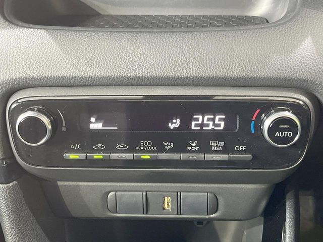 【オートエアコン】一度お好みの温度に設定すれば、車内の温度を検知し風量や温度を自動で調整。暑い&hellip;寒い&hellip;と何度もスイッチ操作をする必要はありません。快適な車内空間には必須の機能ですね♪