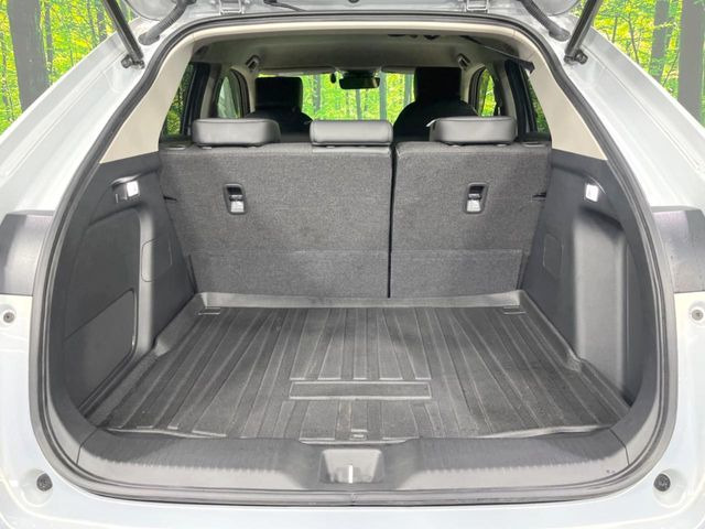 積み下ろしのしやすいデッキにはたっぷりと荷物を積み込んでいただけます。遊びから仕事まで、様々なシーンで頼れます♪