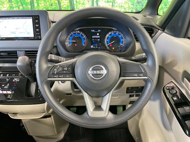 �C���e���A�ɍ��킹���f�U�C���̃X�e�A�����O�́A�^�]�������̂��Ƃ��l���A�^�]���₷���`��A�傫���ł��B�����x�A���ۂɐG���Ă��m���߂��������B