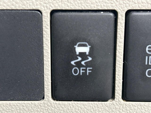 【横滑り防止装置】車両の横滑りを感知すると、自動的に車両の進行方向を保つように車両を制御します。雨の日など滑りやすい路面状況でも安全な運転が可能です。