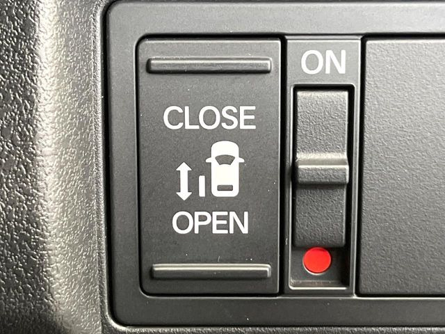 【パワースライドドア】スマートキーや運転席のスイッチでスライドドアの開閉が可能♪電動だから力を入れてドアを開ける必要が無く、小さいお子様でも、重い荷物を持っている時もラクに開け閉めできます♪