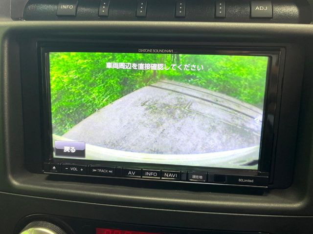 【バックカメラ】駐車時に後方がリアルタイム映像で確認できます。大型商業施設や立体駐車場での駐車時や、夜間のバック時に大活躍!運転スキルに関わらず、今や必須となった装備のひとつです!