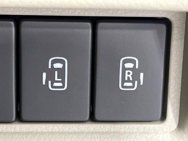 【両側パワースライドドア】スマートキーや運転席のスイッチで後席両側スライドドアの開閉が可能♪電動だから力を入れてドアを開ける必要が無く、小さなお子様でも簡単に開け閉めでき快適です♪