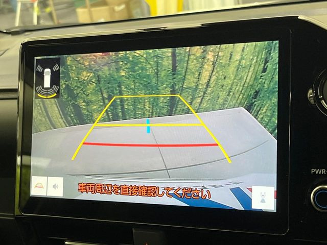 【バックカメラ】駐車時に後方がリアルタイム映像で確認できます。大型商業施設や立体駐車場での駐車時や、夜間のバック時に大活躍!運転スキルに関わらず、今や必須となった装備のひとつです!