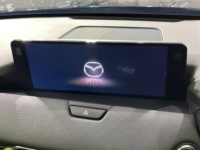 【12.3型マツダコネクト】車内の雰囲気にマッチした大型ディスプレイ。スマホ接続でのナビ使用やBluetooth再生等、様々な機能が楽しめます。直感的なダイヤル操作が可能で、使い勝手も良好です。