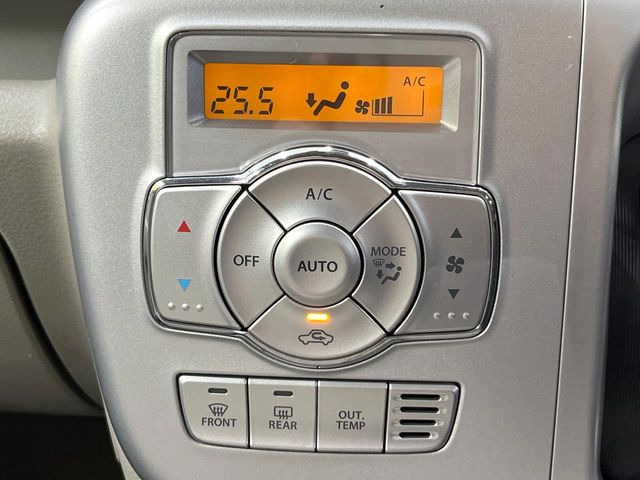 【オートエアコン】一度お好みの温度に設定すれば、車内の温度を検知し風量や温度を自動で調整。暑い&hellip;寒い&hellip;と何度もスイッチ操作をする必要はありません。快適な車内空間には必須の機能ですね♪