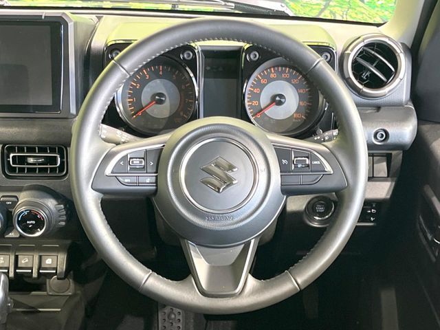 �C���e���A�ɍ��킹���f�U�C���̃X�e�A�����O�́A�^�]�������̂��Ƃ��l���A�^�]���₷���`��A�傫���ł��B�����x�A���ۂɐG���Ă��m���߂��������B