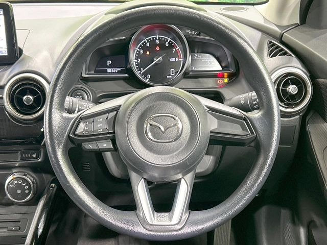 インテリアに合わせたデザインのステアリングは、運転される方のことも考え、運転しやすい形状、大きさです。是非一度、実際に触ってお確かめください。
