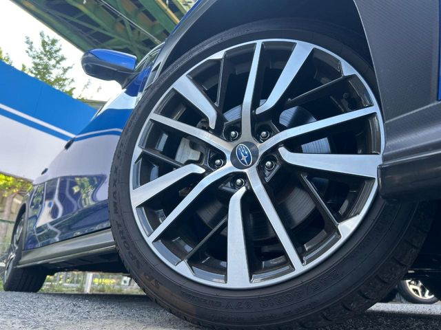 【純正18インチアルミホイール】外観にマッチした純正アルミホイールを装着しております。各種社外アルミホイールや、スタッドレスタイヤも取扱いしております。是非ご相談ください♪