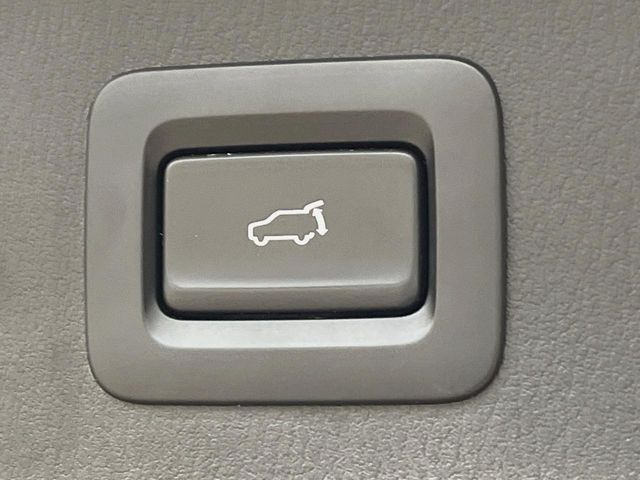 【パワーバックドア】スマートキーや運転席のボタンを押すだけでリアゲートが自動で開閉します!荷物を持っている時や、高い位置にあるバックドアを閉める際に便利な機能です♪