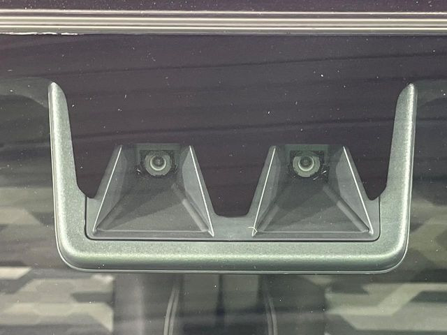 【スマートアシスト】走行中に前方の車両等を認識し、衝突しそうな時は警報とブレーキで衝突回避と被害軽減をアシスト。より安全にドライブをお楽しみいただけます。