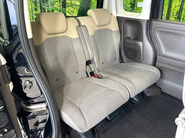 後部座席も気になるようなキズ・汚れやへたり等、大きなダメージはなく、良好な状態です。