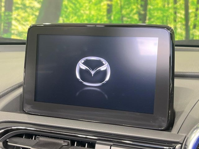 【マツダコネクト】車内の雰囲気にマッチした一体型タイプのディスプレイ。各種車輌設定やBluetooth再生等、様々な機能が楽しめます。専用SDカードのご購入で、ナビ機能も使用出来ます。