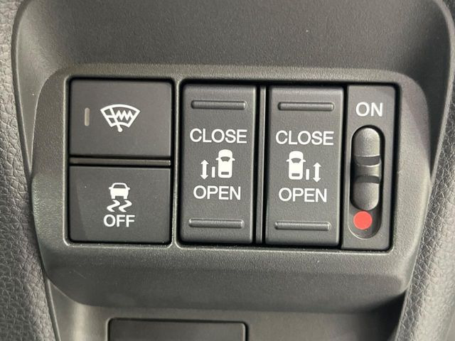 【両側パワースライドドア】スマートキーや運転席のスイッチで後席両側スライドドアの開閉が可能♪電動だから力を入れてドアを開ける必要が無く、小さなお子様でも簡単に開け閉めでき快適です♪