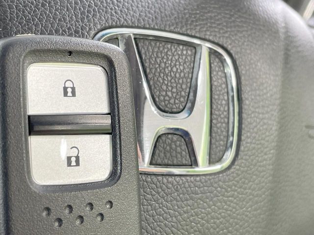 【Hondaスマートキー】カバンやポケットに入れたままでもドアの施錠・解錠が可能なスマートキーを装備。エンジンのオン・オフ時もカギを取り出す必要が無いからとっても便利です♪