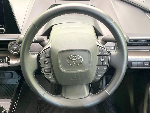 インテリアに合わせたデザインのステアリングは、運転される方のことも考え、運転しやすい形状、大きさです。是非一度、実際に触ってお確かめください。