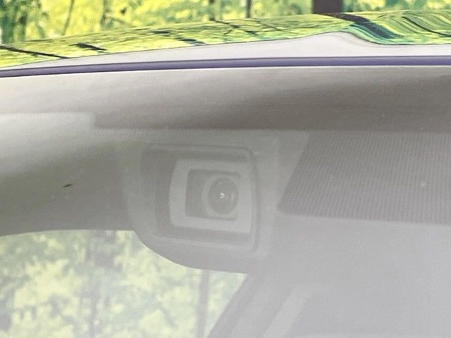 【アイサイト】前方の車両等を検知し、衝突しそうな時は警報で注意を促し、ブレーキを踏む力をサポート。ブレーキを踏めなかった場合は衝突被害軽減ブレーキが作動、衝突回避をサポートします。