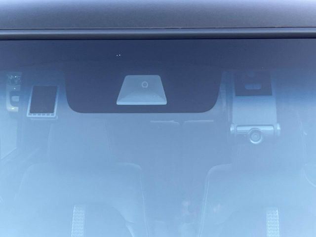 【ホンダセンシング】走行中に前方の車両等を認識し、衝突しそうな時は警報とブレーキで衝突回避と被害軽減をアシスト。より安全にドライブをお楽しみいただけます。
