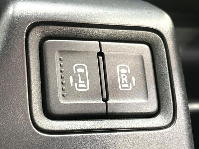【両側パワースライドドア】スマートキーや運転席のスイッチで後席両側スライドドアの開閉が可能♪電動だから力を入れてドアを開ける必要が無く、小さなお子様でも簡単に開け閉めでき快適です♪