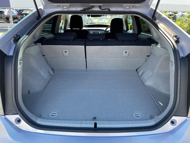 普段のお買い物や通勤、送迎等に十分な荷室スペースを確保しております。セカンドシートを倒すと、大きな荷物の積載も可能です♪