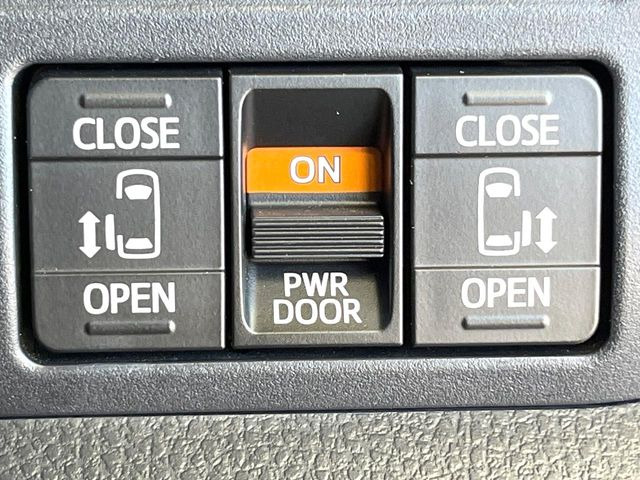 【両側パワースライドドア】スマートキーや運転席のスイッチで後席両側スライドドアの開閉が可能♪電動だから力を入れてドアを開ける必要が無く、小さなお子様でも簡単に開け閉めでき快適です♪