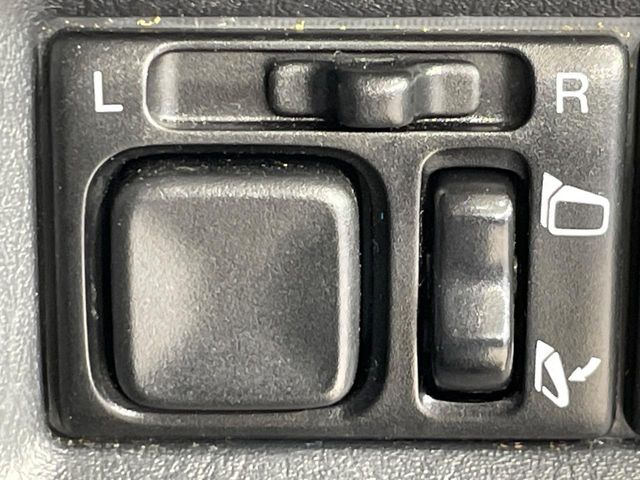 【電動格納ミラー】サイドミラーは電動格納式となっており、狭い駐車場でもキズがつくリスクを抑えられます。