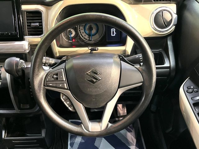 【パドルシフト】ハンドルから手を離さずに素早くシフトアップ&ダウンができるので、エンジンブレーキを使う下り坂や高速道路の合流で加速したい場面で役立ちます。