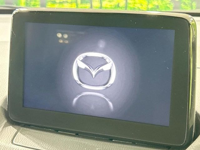 【7インチマツダコネクト】車内の雰囲気にマッチした一体型タイプのディスプレイ。各種車輌設定やBluetooth再生等、様々な機能が楽しめます。専用SDカードのご購入で、ナビ機能も使用出来ます。