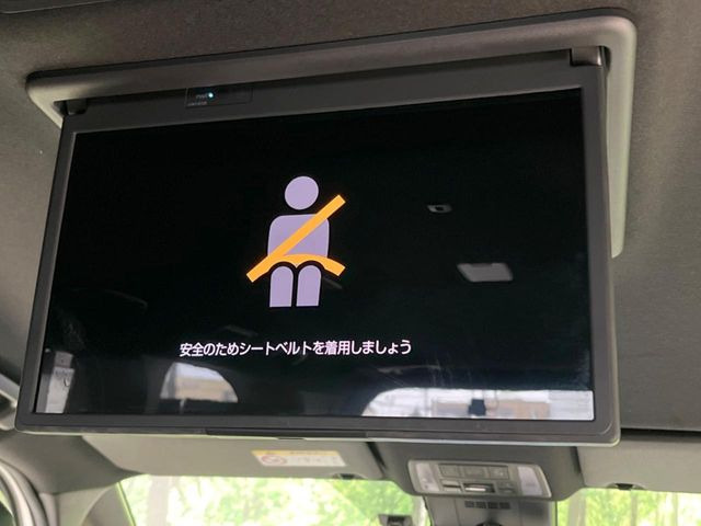 【フリップダウンモニター】大画面モニターで後席でもエンタメをお楽しみいただけます。小さなお子様にも大人気の装備です♪