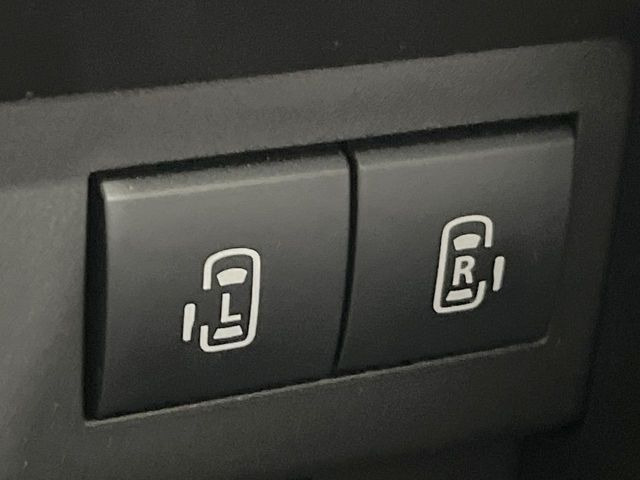【両側パワースライドドア】スマートキーや運転席のスイッチで後席両側スライドドアの開閉が可能♪電動だから力を入れてドアを開ける必要が無く、小さなお子様でも簡単に開け閉めでき快適です♪