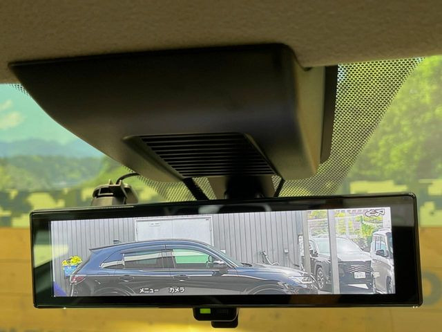 【インテリジェントルームミラー】後席の大きな荷物や同乗者で後方が確認しづらい時でも安心!カメラが撮影した車両後方の映像をルームミラー内に表示。クリアな視界で状況の確認が可能です!