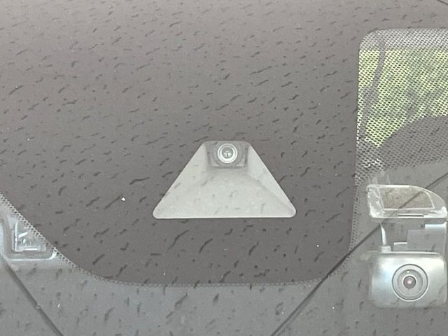 【エマージェンシーブレーキ】走行中に前方の車両等を認識し、衝突しそうな時は警報とブレーキで衝突回避と被害軽減をアシスト。より安全にドライブをお楽しみいただけます。