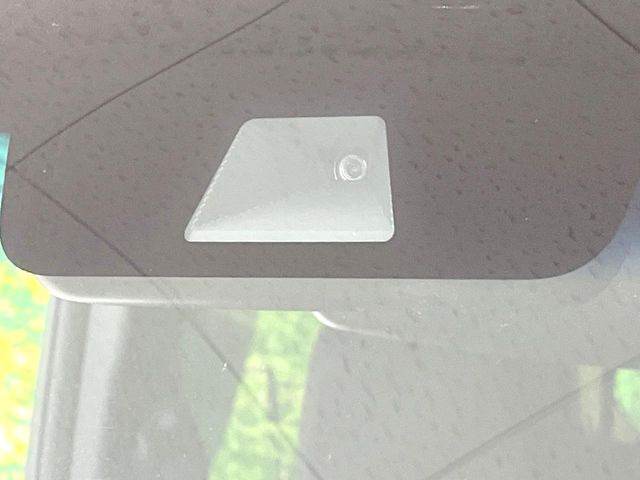 【ホンダセンシング】走行中に前方の車両等を認識し、衝突しそうな時は警報とブレーキで衝突回避と被害軽減をアシスト。より安全にドライブをお楽しみいただけます。