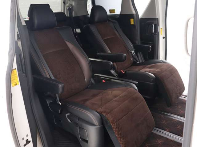 【特別仕様車限定】ハーフレザーシート!本革&ブラック人工皮革とアルカンターラシートがミックスされたハーフレザーシートです。おしゃれな色の組み合わせで高級感のある車内空間が広がっております。