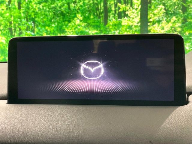 【10.25インチマツダコネクト】車内の雰囲気にマッチした大型ディスプレイ。スマホ接続でのナビ使用やBluetooth再生等、様々な機能が楽しめます。直感的なダイヤル操作が可能で、使い勝手も良好です。