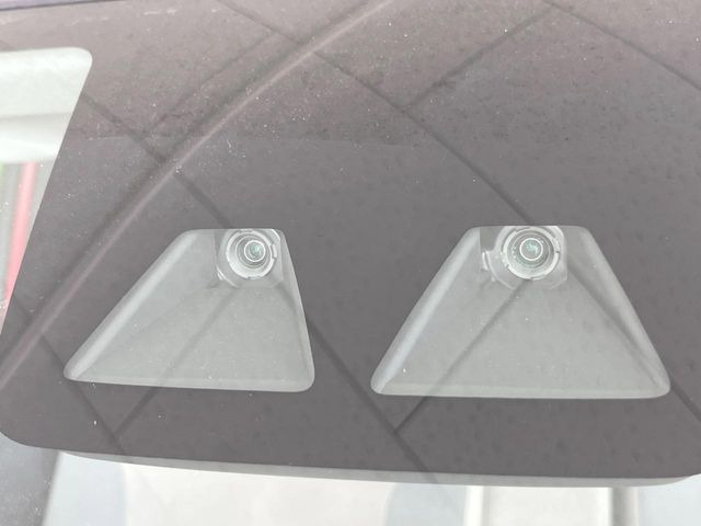 【スマートアシスト】走行中に前方の車両等を認識し、衝突しそうな時は警報とブレーキで衝突回避と被害軽減をアシスト。より安全にドライブをお楽しみいただけます。