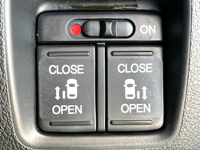 【両側パワースライドドア】スマートキーや運転席のスイッチで後席両側スライドドアの開閉が可能♪電動だから力を入れてドアを開ける必要が無く、小さなお子様でも簡単に開け閉めでき快適です♪