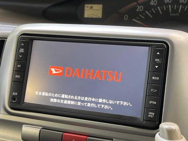 【純正ナビ】人気の純正ナビを装備しております。ナビの使いやすさはもちろん、オーディオ機能も充実!キャンプや旅行はもちろん、通勤や買い物など普段のドライブも楽しくなるはず♪