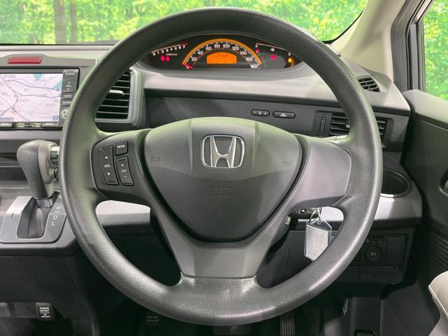 インテリアに合わせたデザインのステアリングは、運転される方のことも考え、運転しやすい形状、大きさです。是非一度、実際に触ってお確かめください。