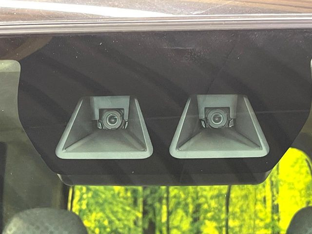 【スマートアシスト】走行中に前方の車両等を認識し、衝突しそうな時は警報とブレーキで衝突回避と被害軽減をアシスト。より安全にドライブをお楽しみいただけます。