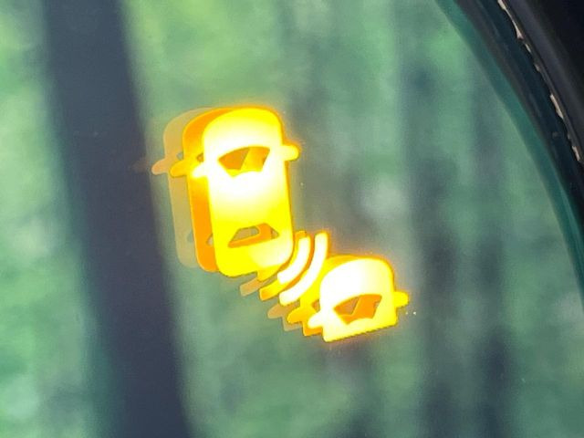 【ブラインドスポットインフォメーション】走行中、ドアミラーの死角になりやすい箇所に後続車が接近するとサイドミラー付近に警告を表示、ドライバーに注意喚起をしてくれます。