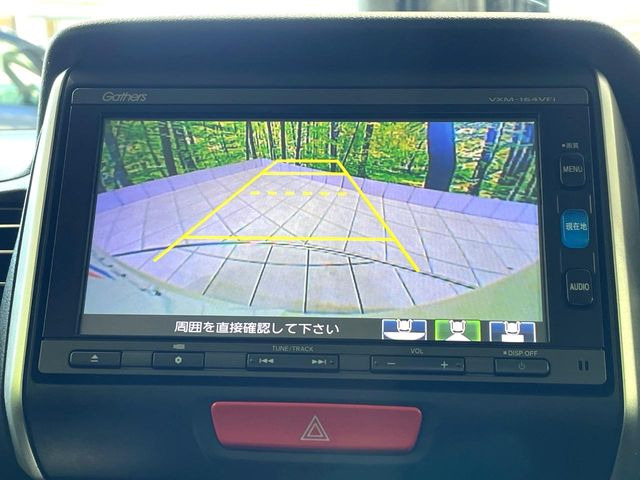 【バックカメラ】駐車時に後方がリアルタイム映像で確認できます。大型商業施設や立体駐車場での駐車時や、夜間のバック時に大活躍!運転スキルに関わらず、今や必須となった装備のひとつです!