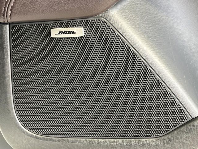 【BOSEサウンドシステム】メーカーオプションの高品位サウンドシステムを搭載。専用のチューニングが施された大小様々なスピーカーから良質なサウンドが奏でられ、臨場感あふれる音響空間を演出します。