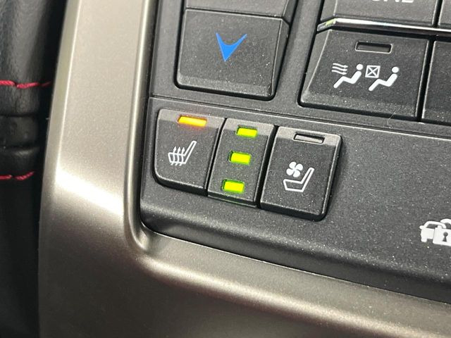 【シートヒーター&ベンチレーション】夏場は涼しい風でお尻や背中の熱やムレを防ぎ、冬はエアコンよりも早く温まってポカポカに!季節を問わず快適に過ごせます。