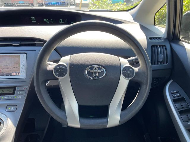 インテリアに合わせたデザインのステアリングは、運転される方のことも考え、運転しやすい形状、大きさです。是非一度、実際に触ってお確かめください。