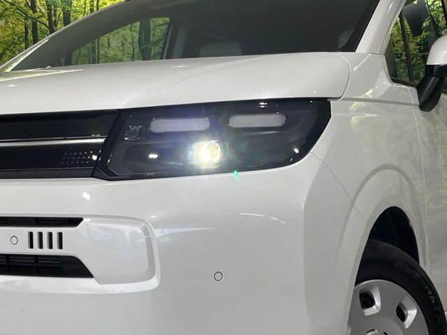 【LEDヘッドライト】悪天候や夜間走行時も良好な視界を確保し安心して運転できる高輝度LEDヘッドライトを装備!点灯速度が早く、消費電力も抑えられています。