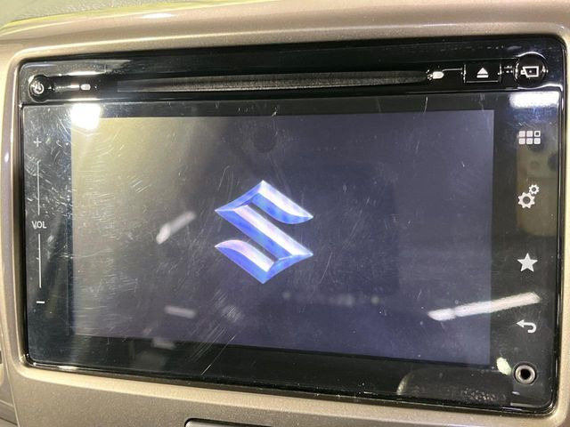 【メーカー純正ナビ】インテリアに溶け込むスタイリッシュな「専用設計」メーカーナビを装備♪視認性や操作性など基本性能にも優れ、より上質なカーライフをお楽しみいただけます。