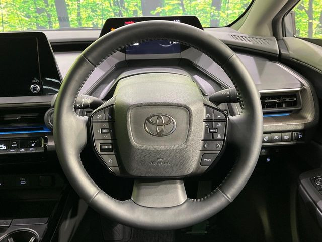 【ステアリングヒーター】冬場に冷たくなりやすい革巻きステアリングを、スイッチ一つで素早く適温に!エアコンよりも早く温まってくれるので、寒い日の運転も快適になりますね♪